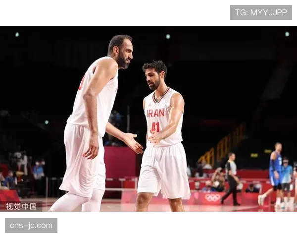 老将的最后一搏：40岁伊朗选手萨伊德在资格赛获胜后亲吻赛场。