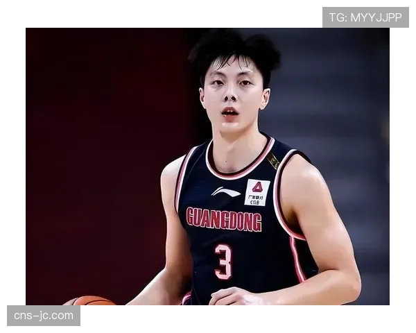 胡明轩突破倒地后疑似膝盖受伤，被队友搀扶离场接受检查